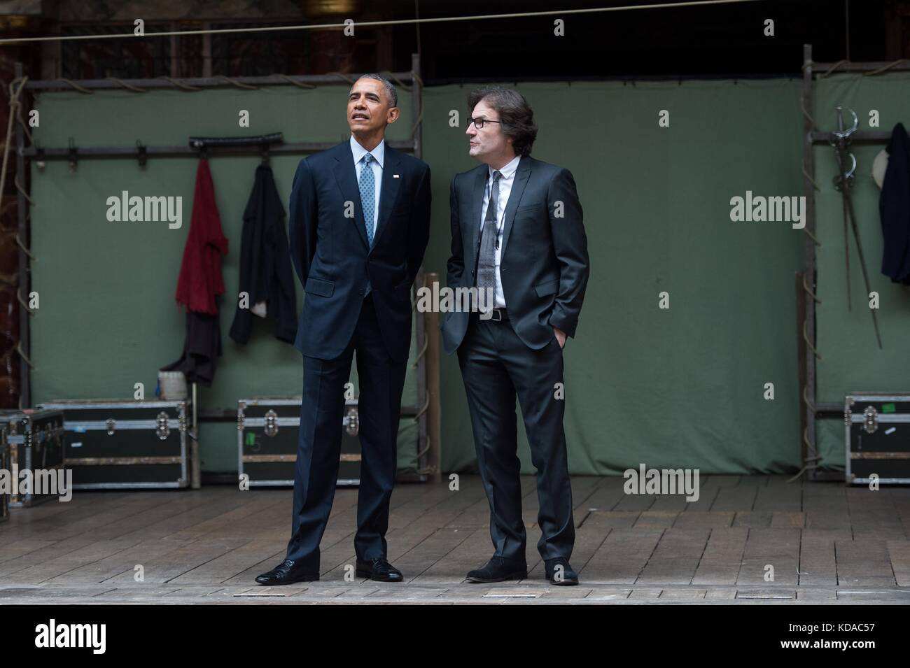 Le directeur de théâtre anglais Dominic Dromgoole donne au président américain Barack Obama une visite du Shakespeare Globe Theatre le 23 avril 2016 à Londres, en Angleterre. Banque D'Images