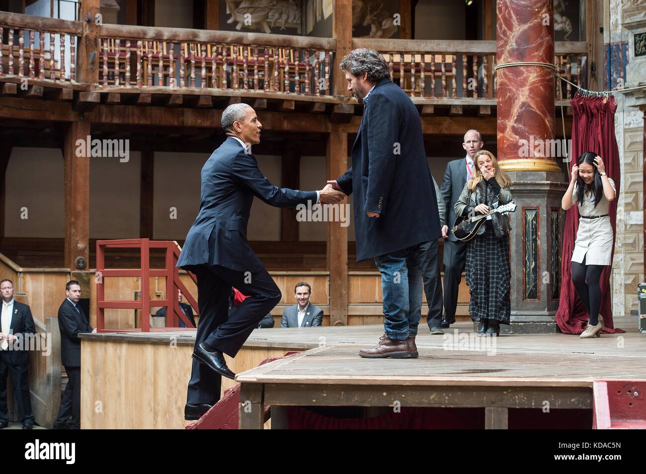 Le président américain Barack Obama accueille le metteur en scène anglais Dominic Dromgoole et la troupe de Hamlet lors d'une visite au Shakespeare Globe Theatre le 23 avril 2016 à Londres, en Angleterre. Banque D'Images