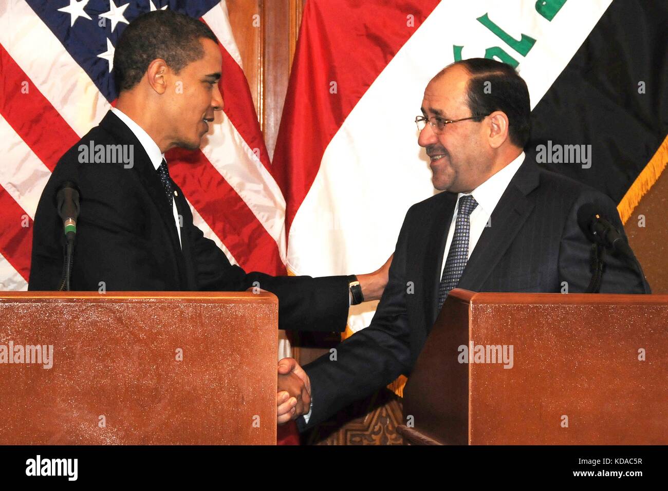 Le président américain Barack Obama serre la main du premier ministre irakien Nouri al-Maliki après une conférence de presse conjointe au Camp Victory le 7 avril 2009 à Bagdad, en Irak. Banque D'Images