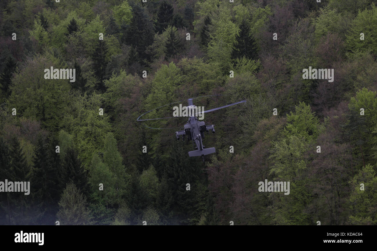 Un hélicoptère utilitaire UH-60 Black Hawk de l'armée américaine assure la sécurité aérienne tout en survolant une opération d'entraînement du système de mines à livraison multiple Volcano pendant l'exercice Saber Junction dans la zone d'entraînement de Hohenfels le 7 mai 2017 à Hohenfels, en Allemagne. Banque D'Images