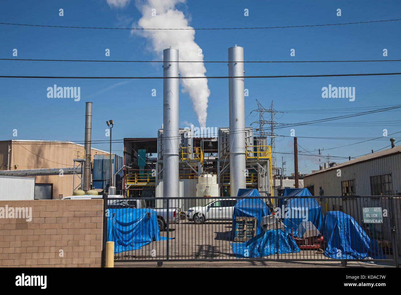 Usine émettant des fumées de fumées à Vernon, Los Angeles, Californie, États-Unis Banque D'Images