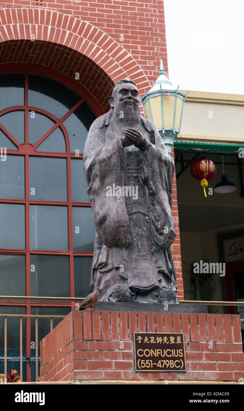 Une statue de Confucius dans le quartier chinois d'Honolulu à Hawaii. Banque D'Images