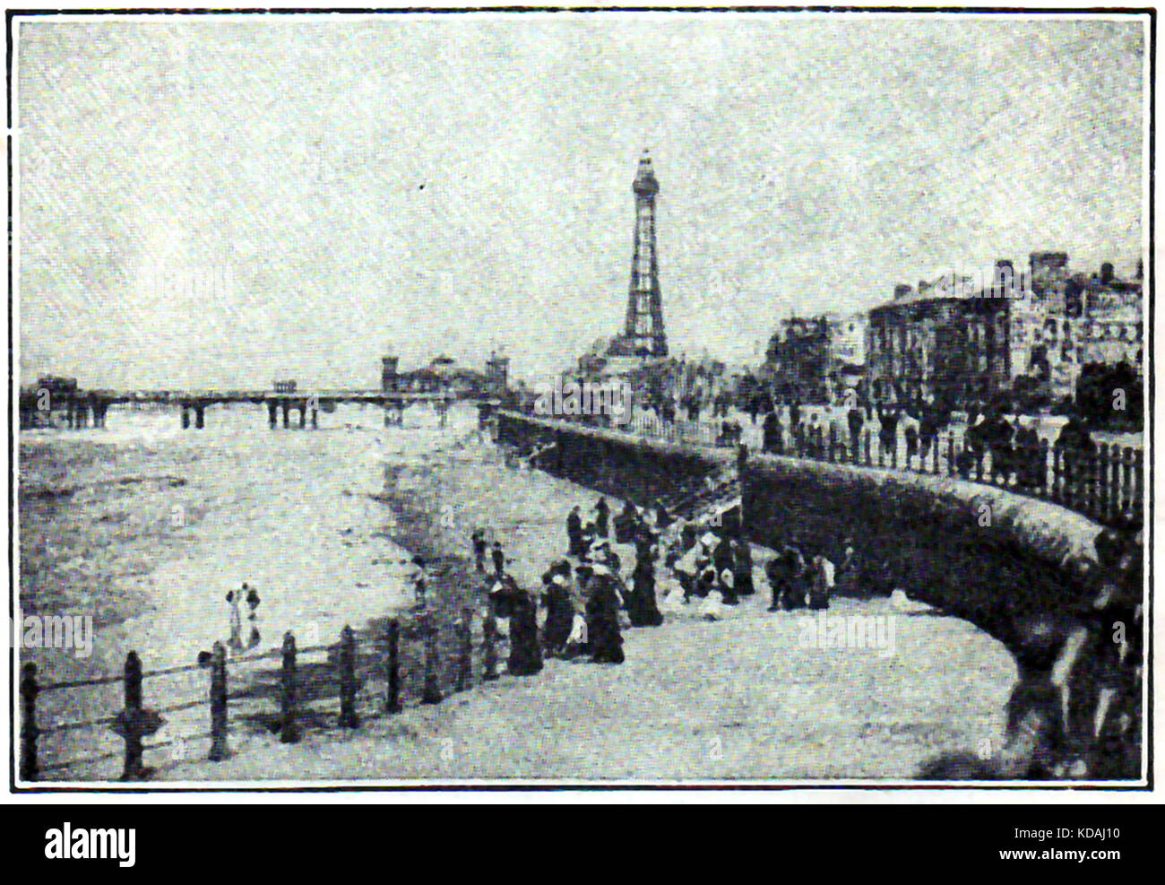 1914, un millésime voir de la station balnéaire de Blackpool, Lancashire (Royaume-Uni) pier, tour et le front des vacanciers habillés dans les vêtements de l'époque Banque D'Images