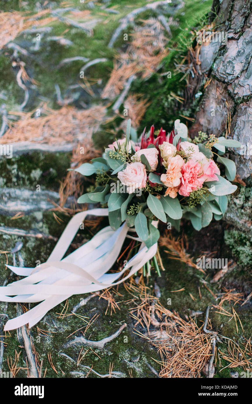 Mariage bouquet de fleurs colorées décorées avec des rubans sur l'arbre. Banque D'Images