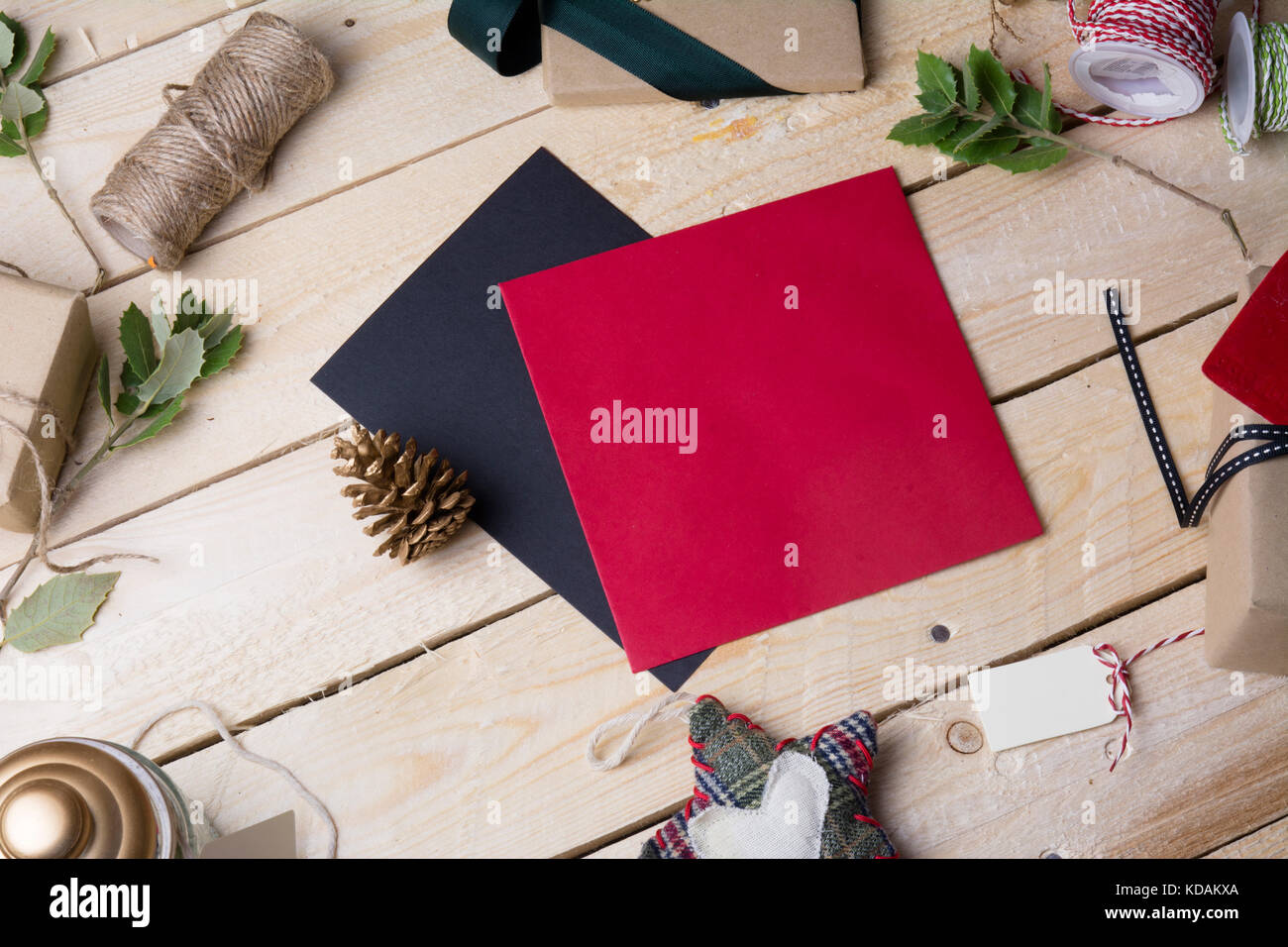 Cartes De Vœux Et Vide Les Boules De Noël Sur Fond De Bois