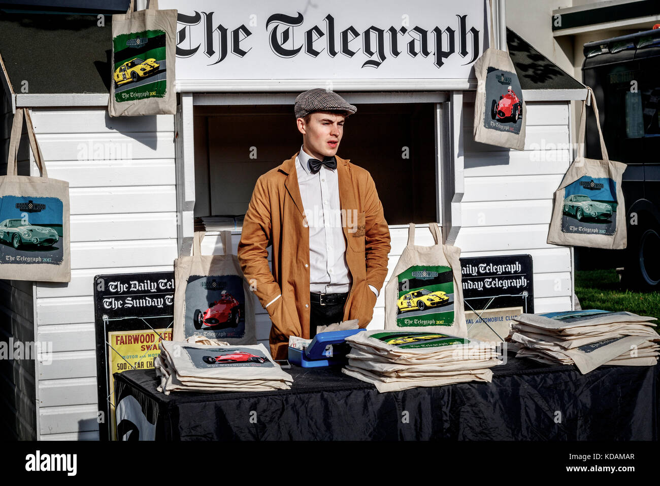 Kiosque et vendeur pour le télégraphe, d' tote bag giveaway, au Goodwood Revival 2017, Sussex, UK. Banque D'Images