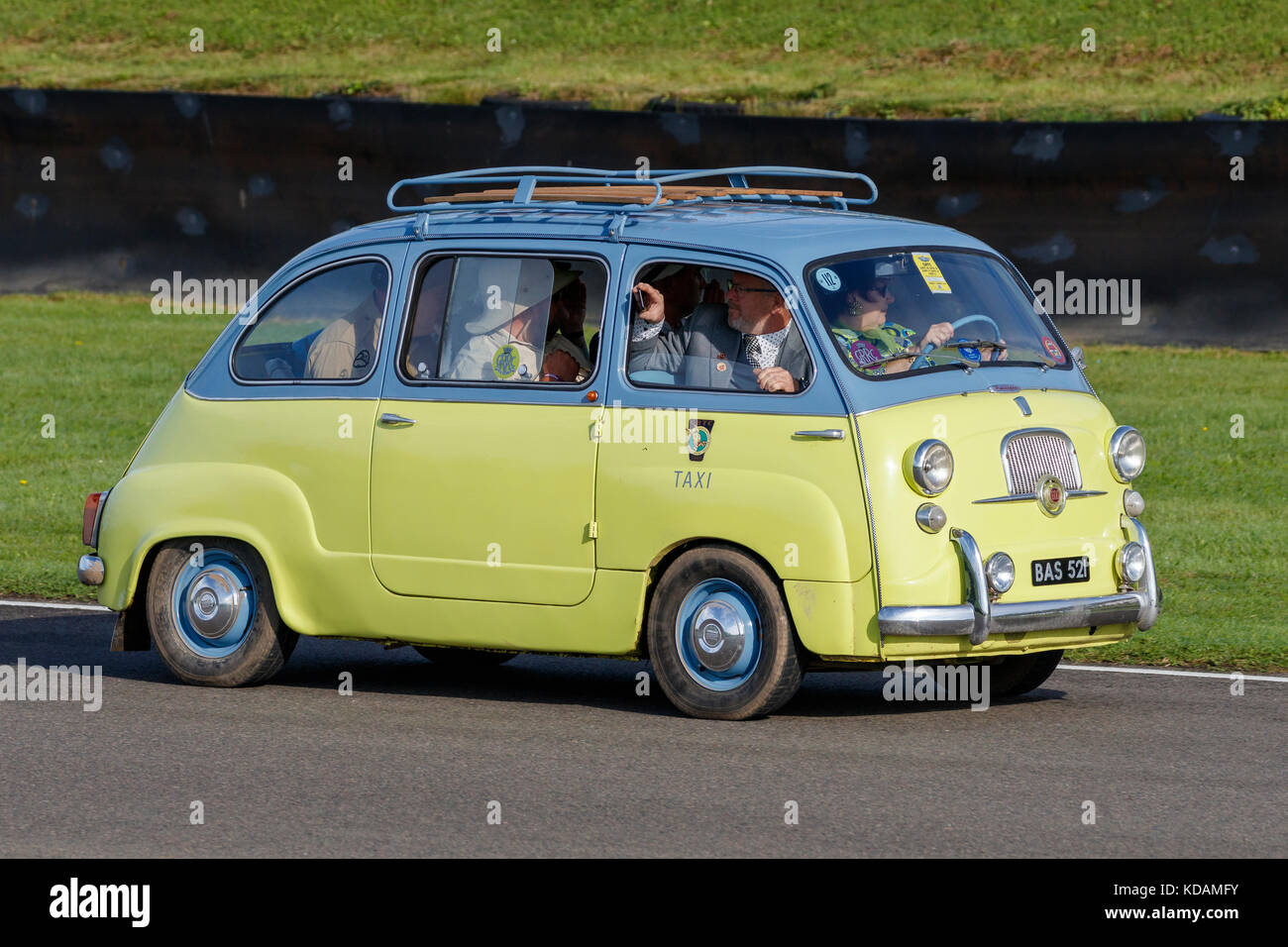 La Fiat 500 Multilpla classique est célébrée dans une cavalcade italienne au Goodwood Revival 2017, Sussex, Royaume-Uni. Banque D'Images