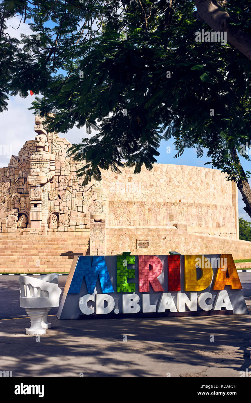 Monument à la patrie dans le Paseo de Montejo, Merida, Mexique, sculptée par Romulo Rozo, artiste colombienne mexicaine nationalisée à la fin de sa vie. Banque D'Images