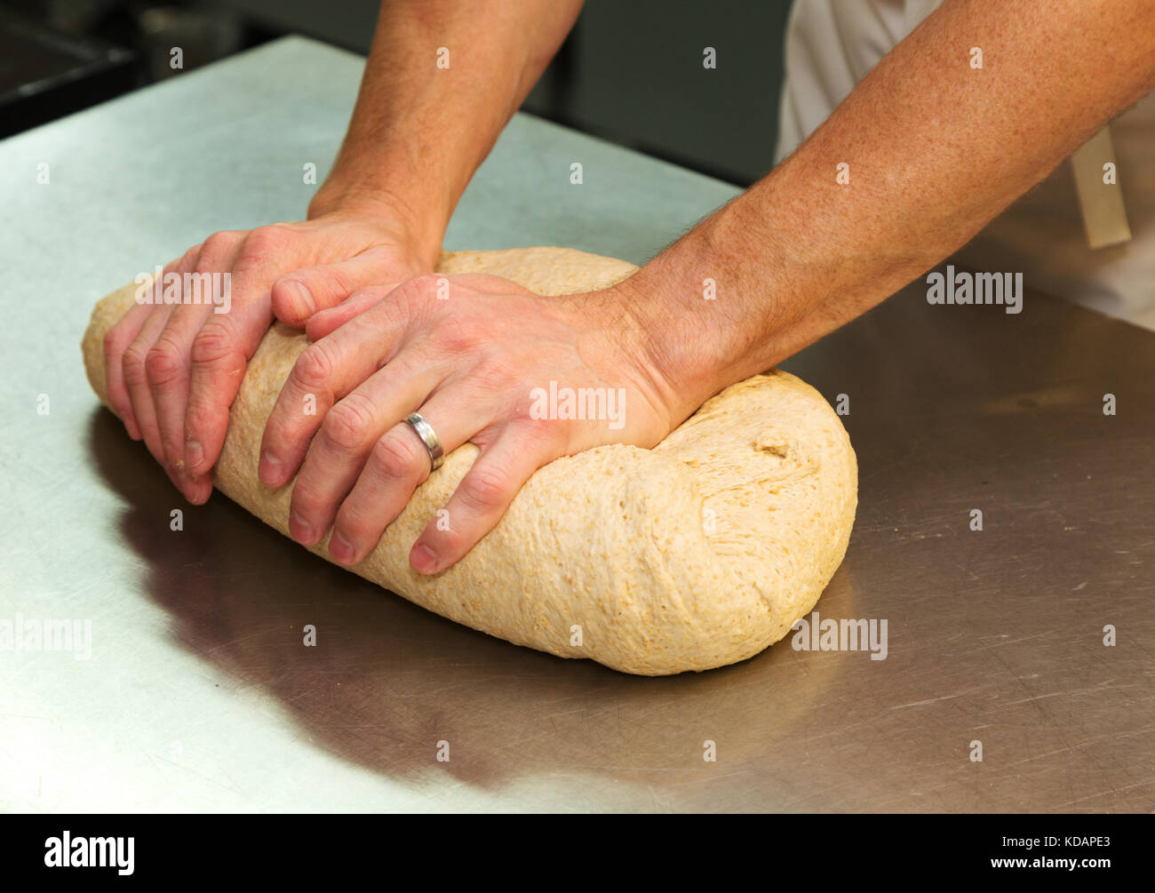 Un boulanger pétrir une grande boule de pâte, Royaume-Uni Banque D'Images