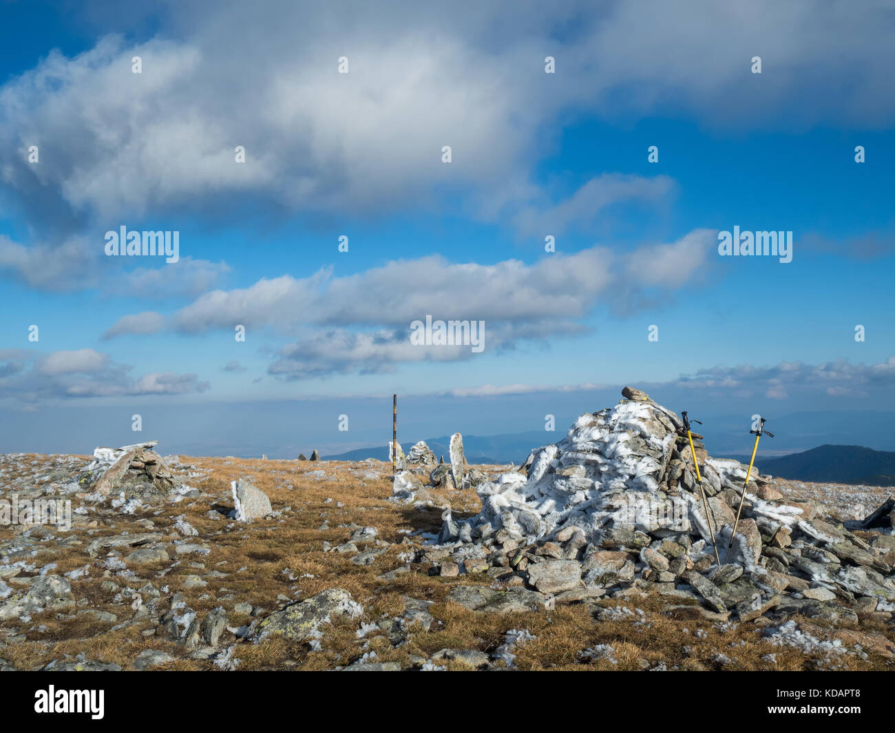 Poteaux de randonnée penchée contre une pile de rochers, Belmeken, Kostenets, Sofia, Bulgarie Banque D'Images
