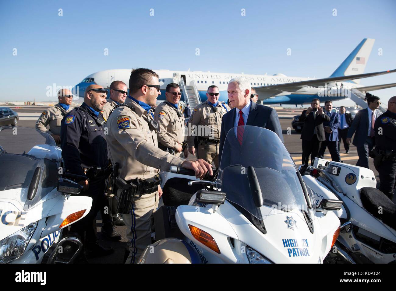Le vice-président américain Mike Pence salue les forces de l'ordre locales à l'aéroport international Sky Harbor de Phoenix avant d'embarquer pour Air Force Two en route vers Washington le 4 octobre 2017 à Phoenix, Arizona. Banque D'Images