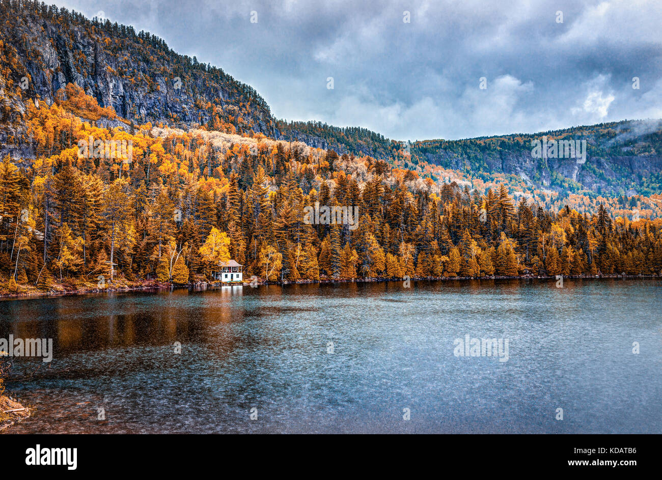 Lake House en paysage d'automne par l'eau lors de pluie jour de pluie dans la région de Québec, Canada avec des nuages orageux et sombre Banque D'Images