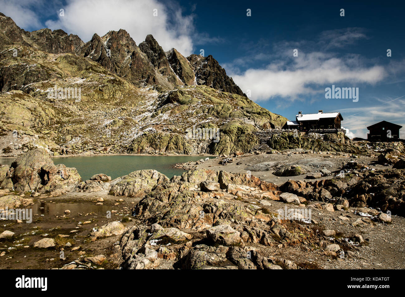 Un restaurant sur le lac blanc. La photo a été prise sur le trek du mont blanc. Banque D'Images