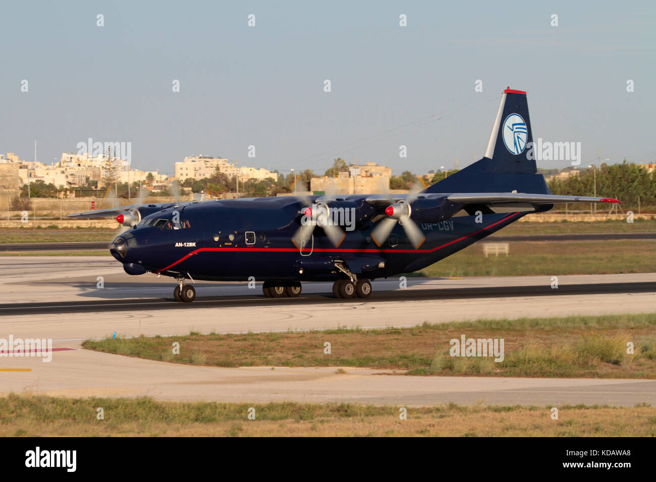 Antonov an-12 avion de cargaison turbopropulsé exploité par Ukraine Air Alliance à l'arrivée à Malte Banque D'Images