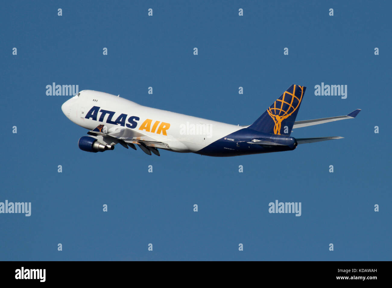 Atlas Air Boeing 747-400 F cargo jet avion en vol contre un ciel bleu. Transport de fret aérien et la gestion de la chaîne logistique. Banque D'Images