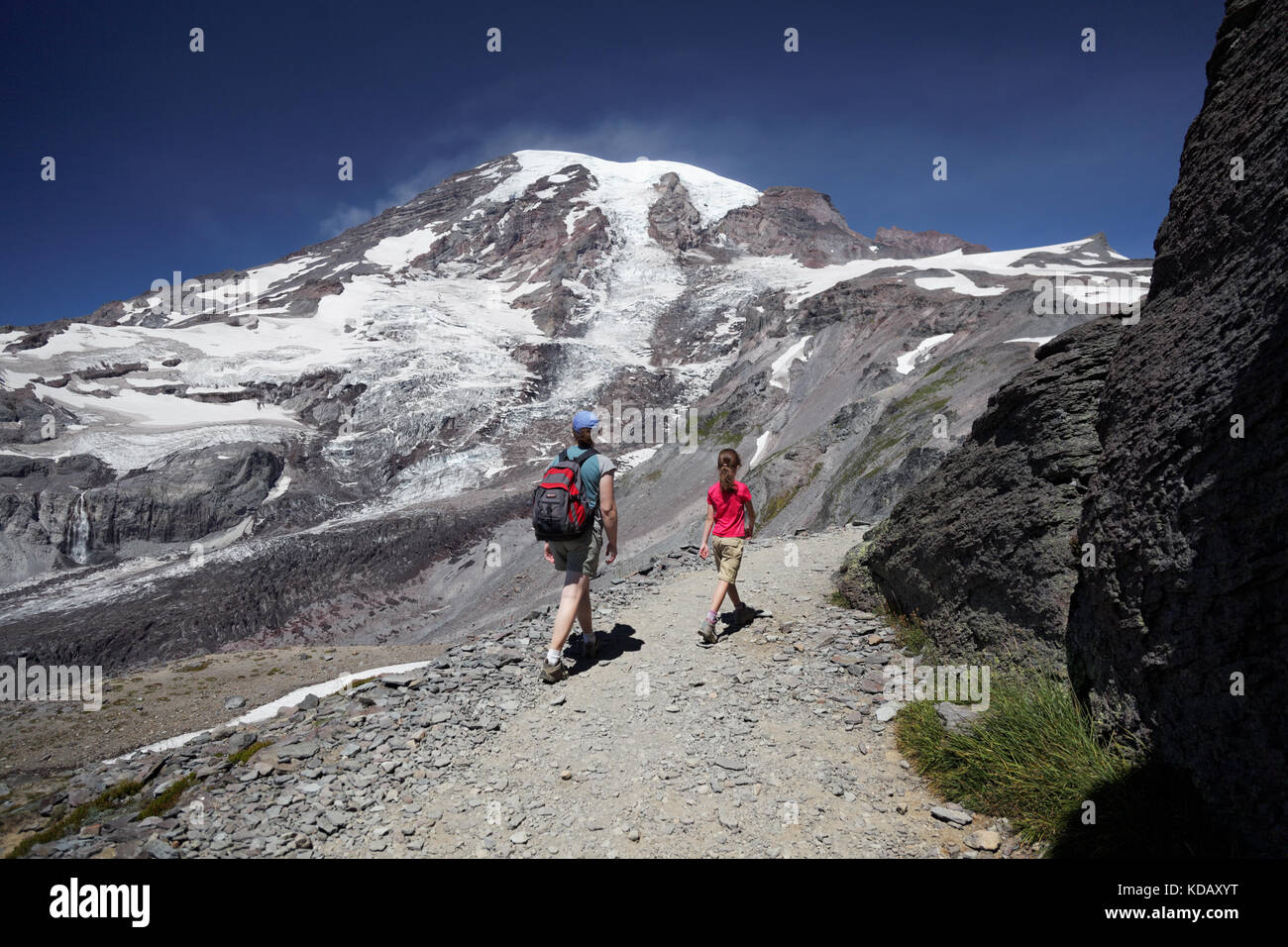 Mère et fille randonnée sur Skyline Trail à Glacier Vista, parc national du Mont Rainier, Washington, États-Unis Banque D'Images