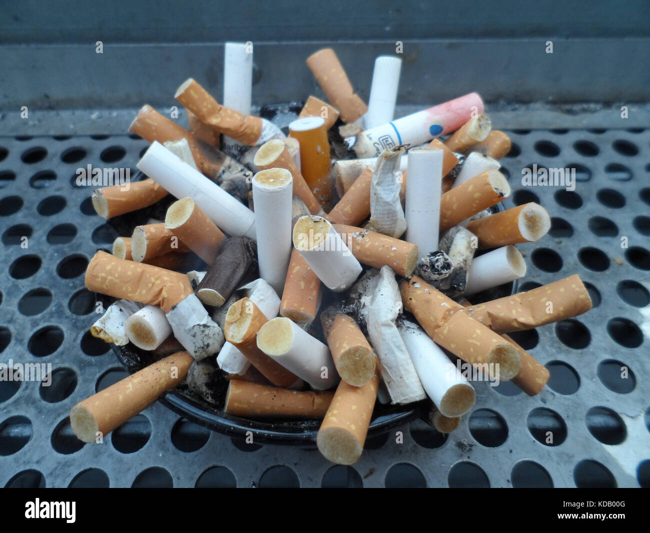 Un cendrier débordant dans la zone fumeur d'un aéroport, England, UK Banque D'Images Un cendrier débordant dans la zone fumeur d'un aéroport, England, UK Banque D'Images