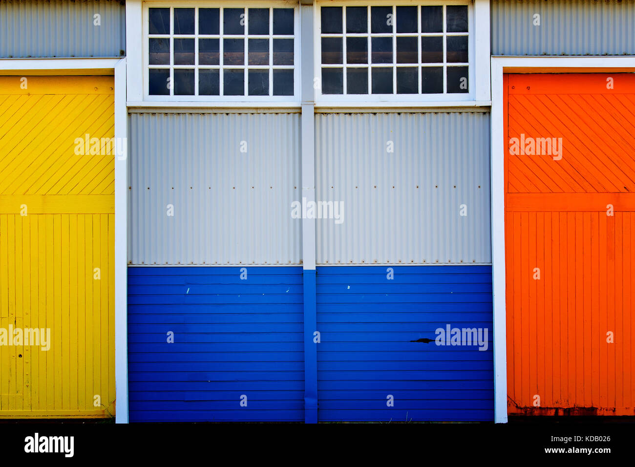 Porte de couleur vive à l'entrepôt Banque D'Images