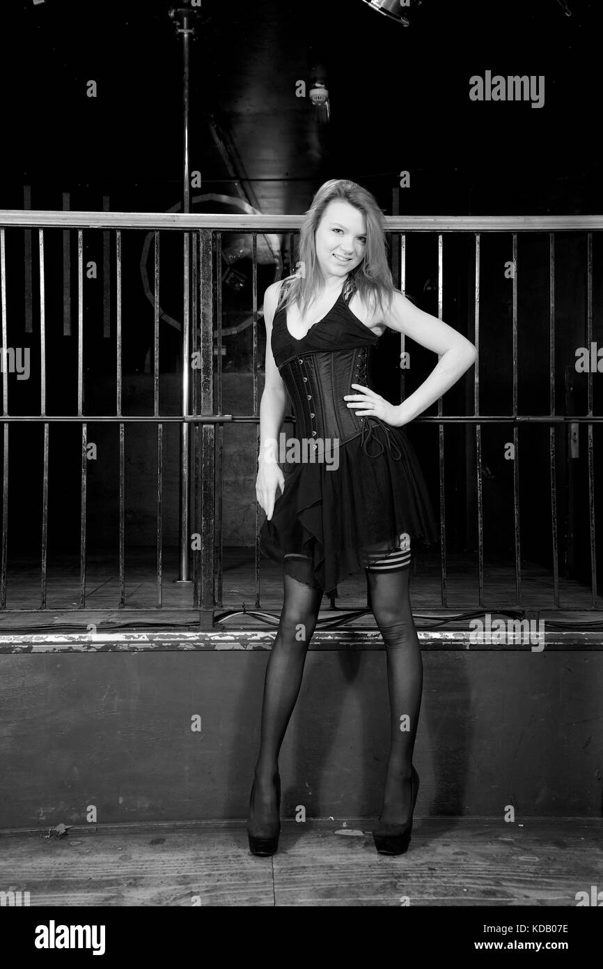 Jolie fille portant une robe courte et corset dans un night club emplacement Banque D'Images