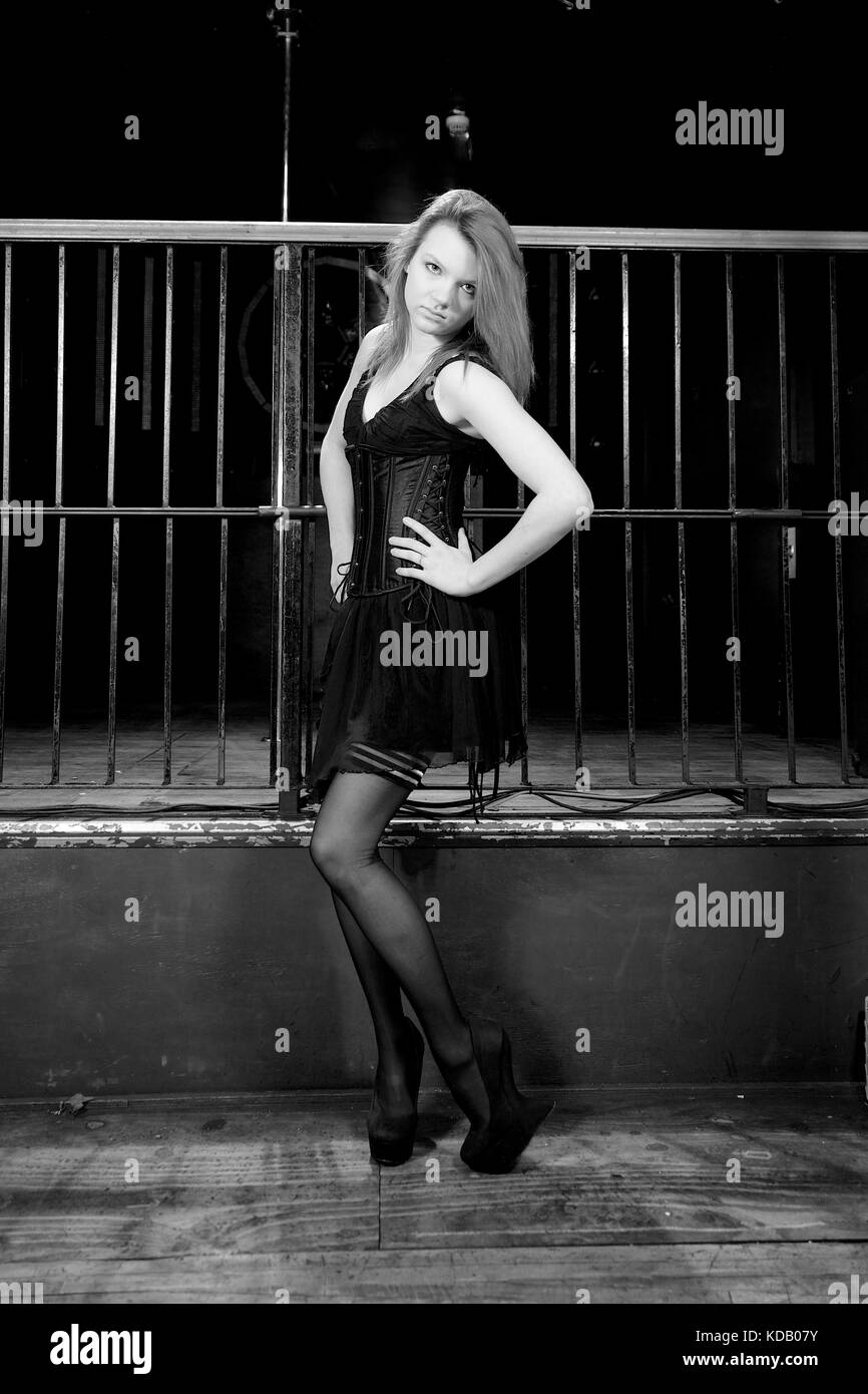 Jolie fille portant une robe courte et corset dans un night club emplacement Banque D'Images