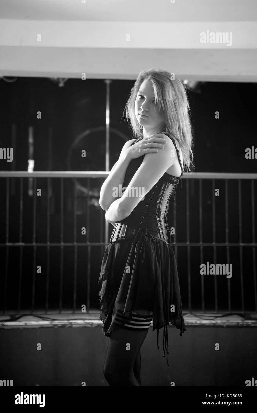 Jolie fille portant une robe courte et corset dans un night club emplacement Banque D'Images