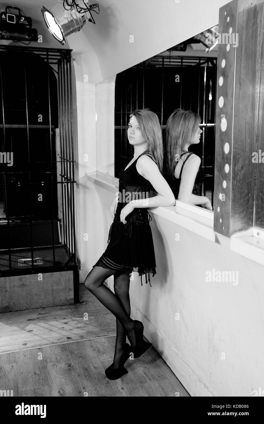 Jolie fille portant une robe courte et corset dans un night club emplacement Banque D'Images