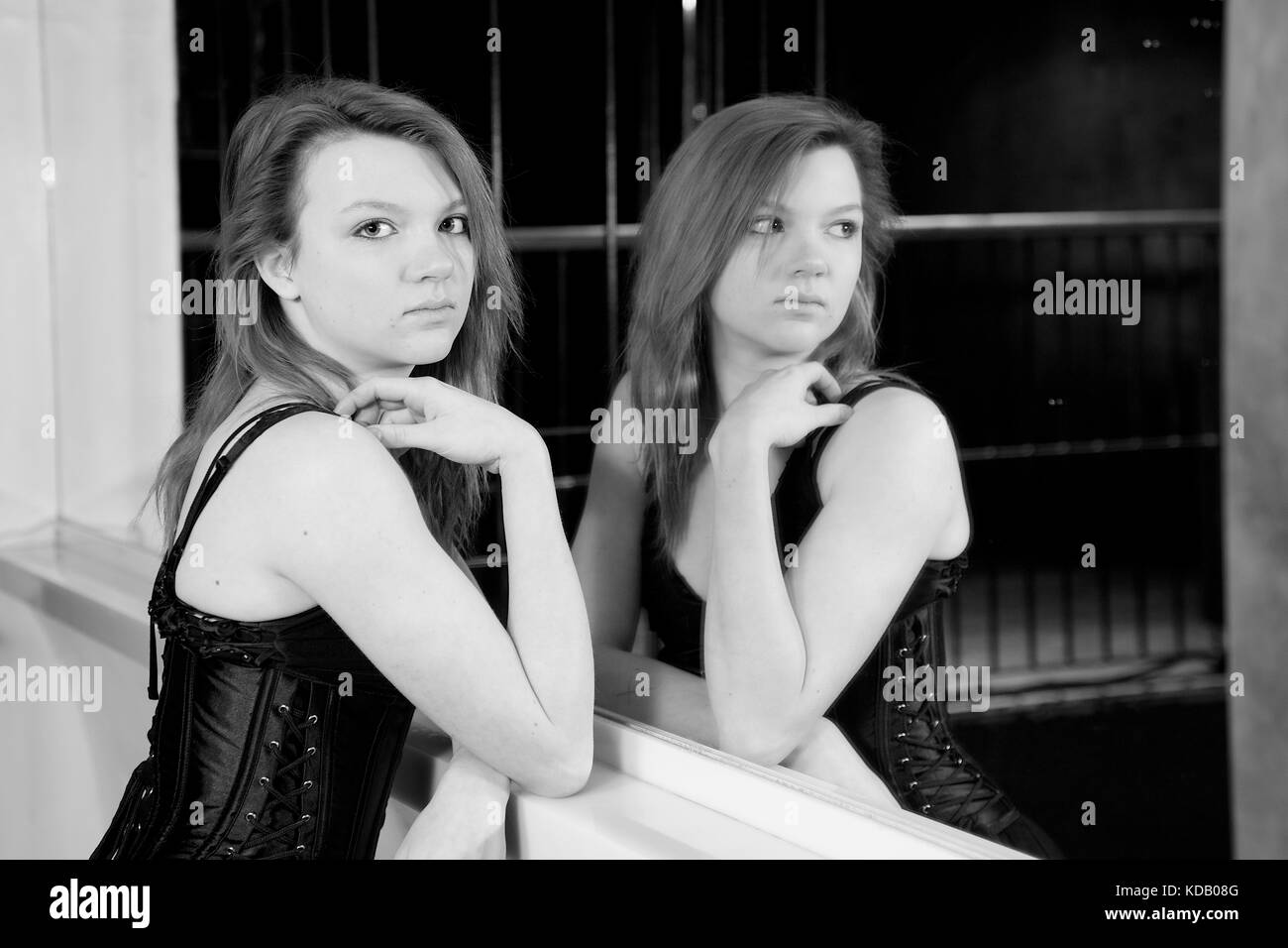 Jolie fille portant une robe courte et corset dans un night club emplacement Banque D'Images