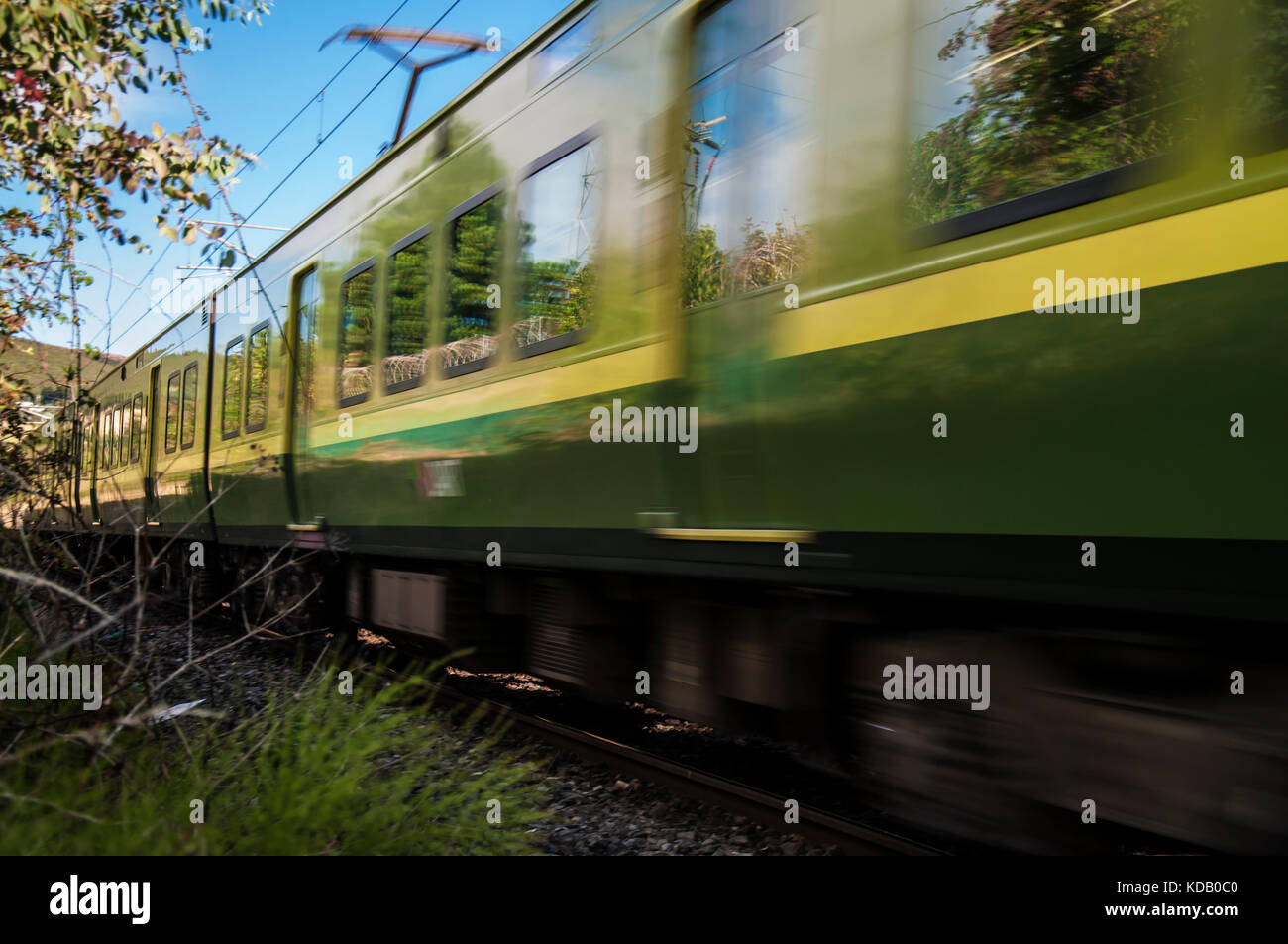 DART train en mouvement. Irlande. Banque D'Images