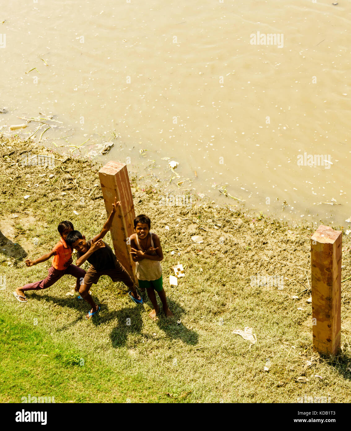 Les enfants de la rue jouant sur les rives de la rivière Yamuna à Agra, Inde Banque D'Images