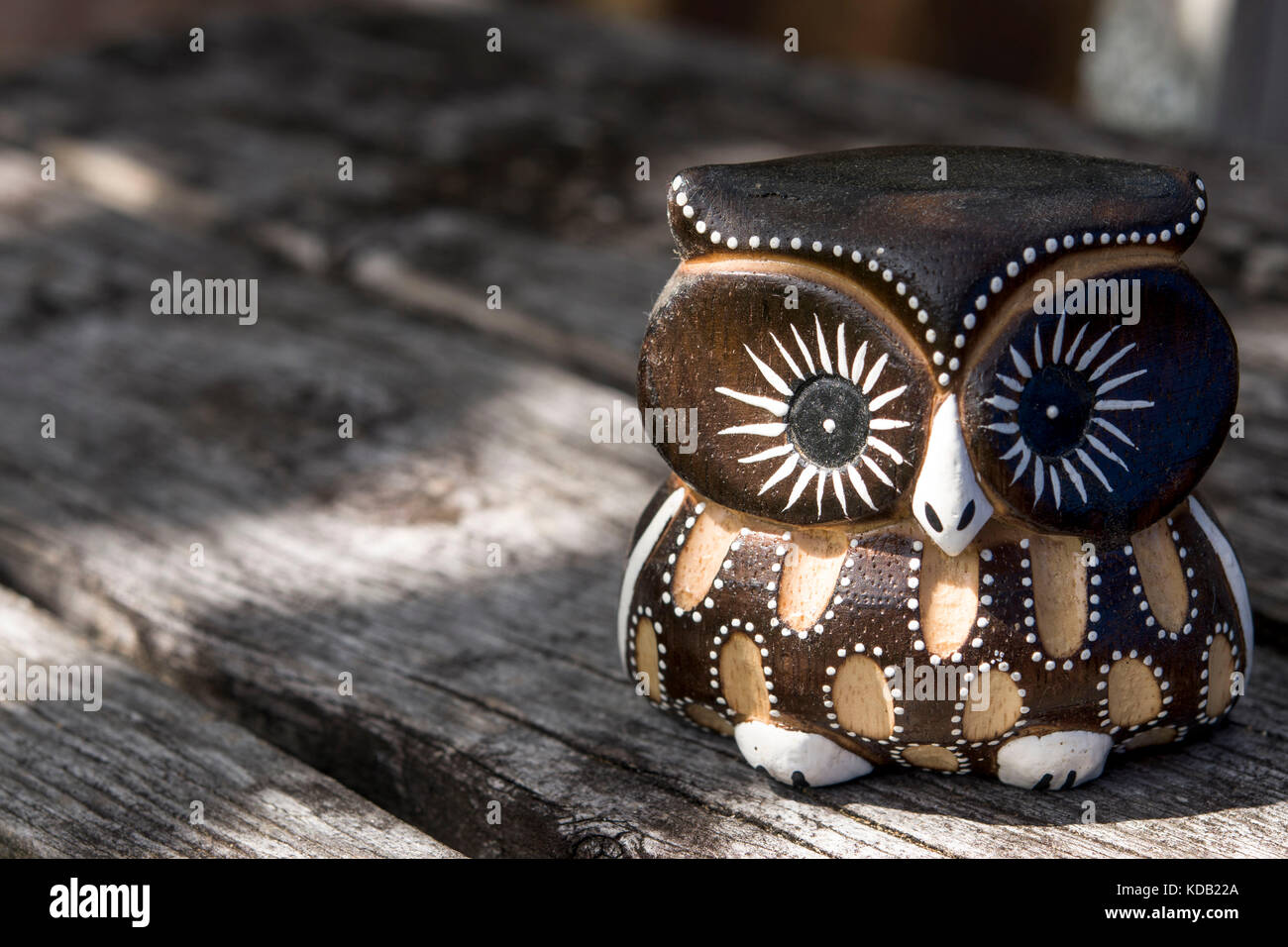 Peu de graisse cute owl en bois figure libre avec banc en bois historique Banque D'Images