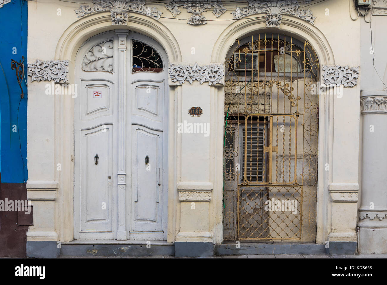 Scène de rue dans la vieille Havane, La Habana Vieja, Cuba, montrant la belle vieille architecture coloniale. Banque D'Images