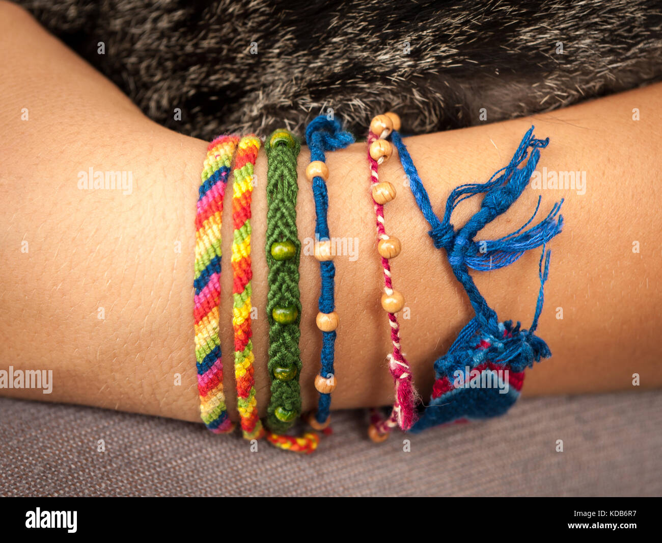 Libre d'un bracelet d'amitié colorée sur la main d'un enfant tenant une cat  Photo Stock - Alamy