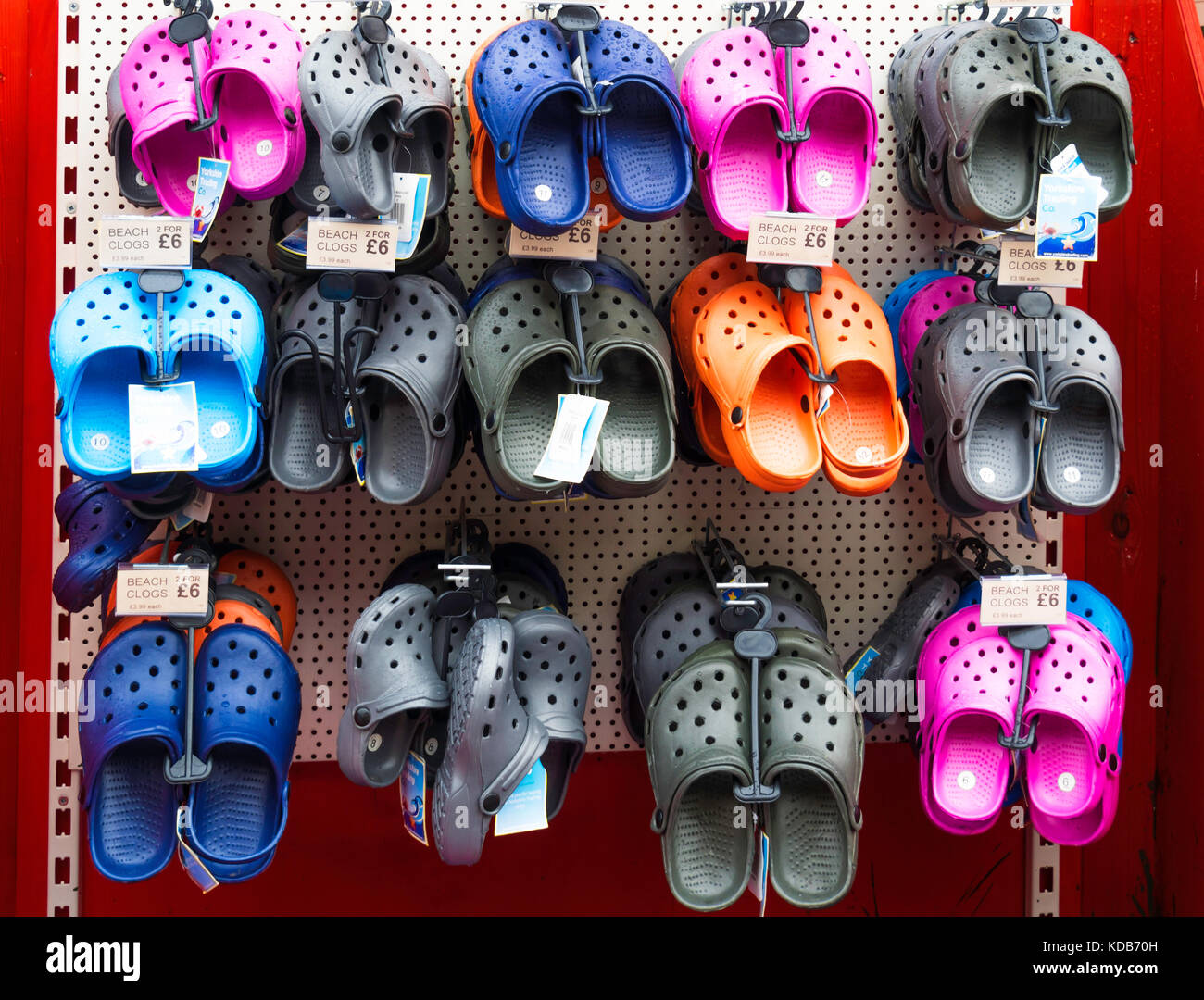 Chaussures en plastique, ou des sabots de plage en vente à la boutique  touristique dans Yorkshire du nord Photo Stock - Alamy