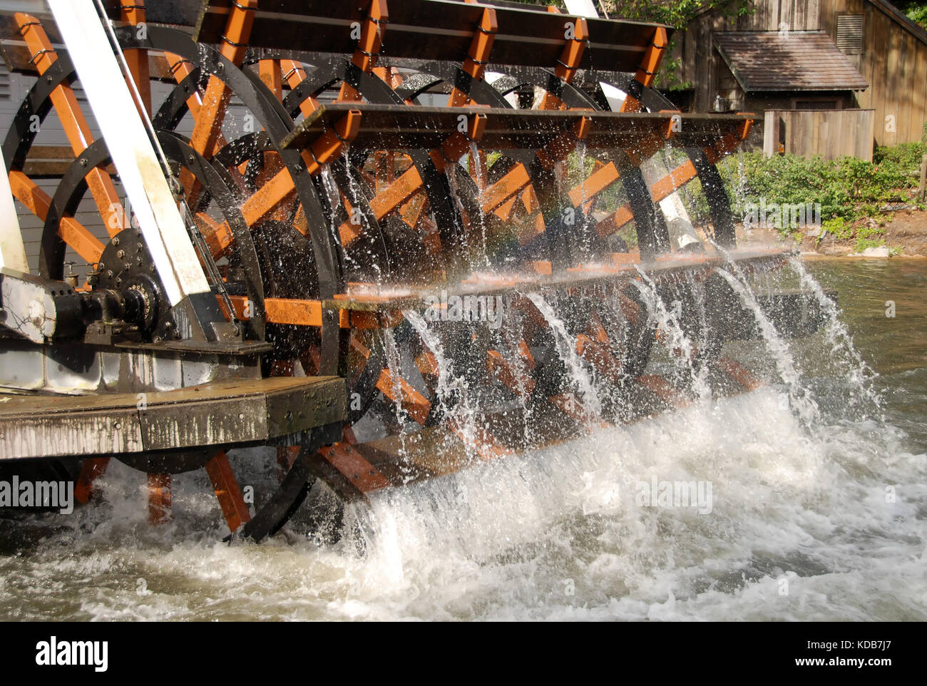 Vieux bateau-palettes au volant et déplacer Banque D'Images
