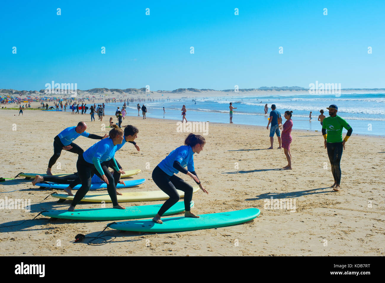 Peniche, PORTUGAL - Jul 30, 2017 : Coach montrent comment surfer au groupe de surfeurs. Ericeira est la célèbre destination de surf au Portugal. Banque D'Images