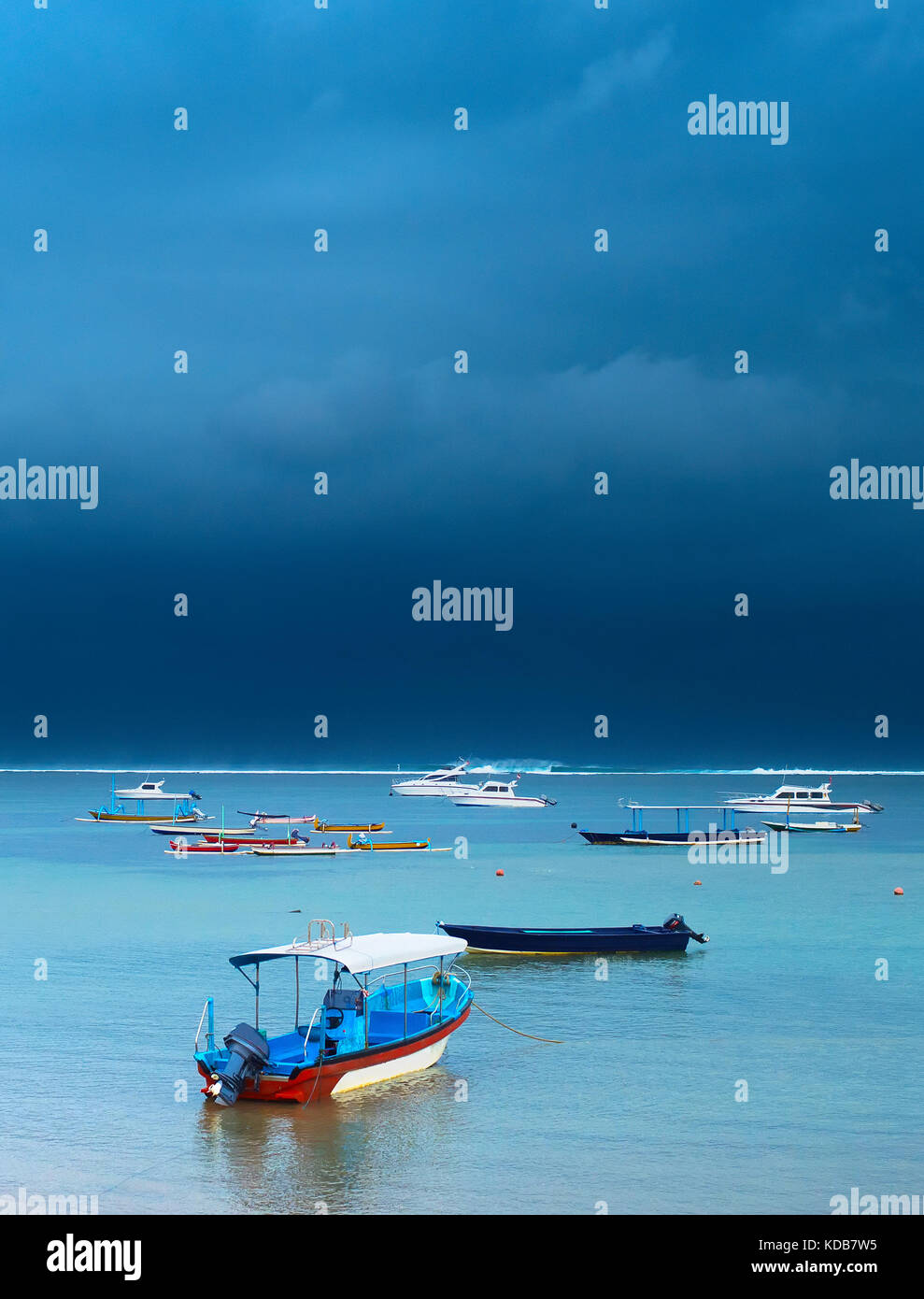 Beaucoup de bateaux de pêche dans l'océan dans le Strom. L'île de Bali, Indonésie Banque D'Images