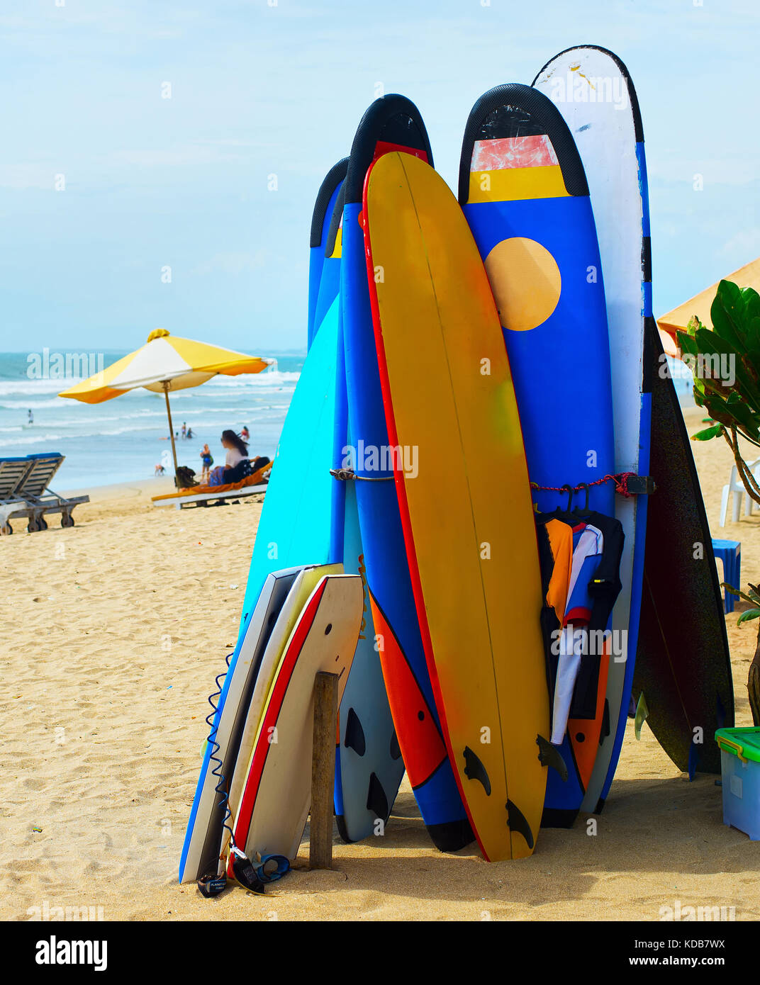 Les planches de surf et funboards sur la plage de Kuta, Bali, Indonésie Banque D'Images
