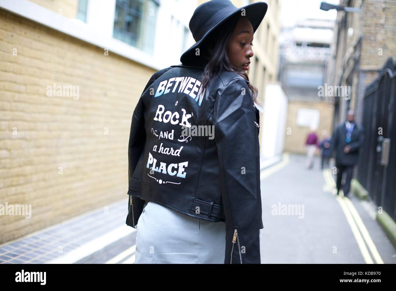 Blogger à la mode porter large rimmed hat et ce cuir jacket pose à coups  lors de la London fashion week . sept 2016 street style Photo Stock - Alamy