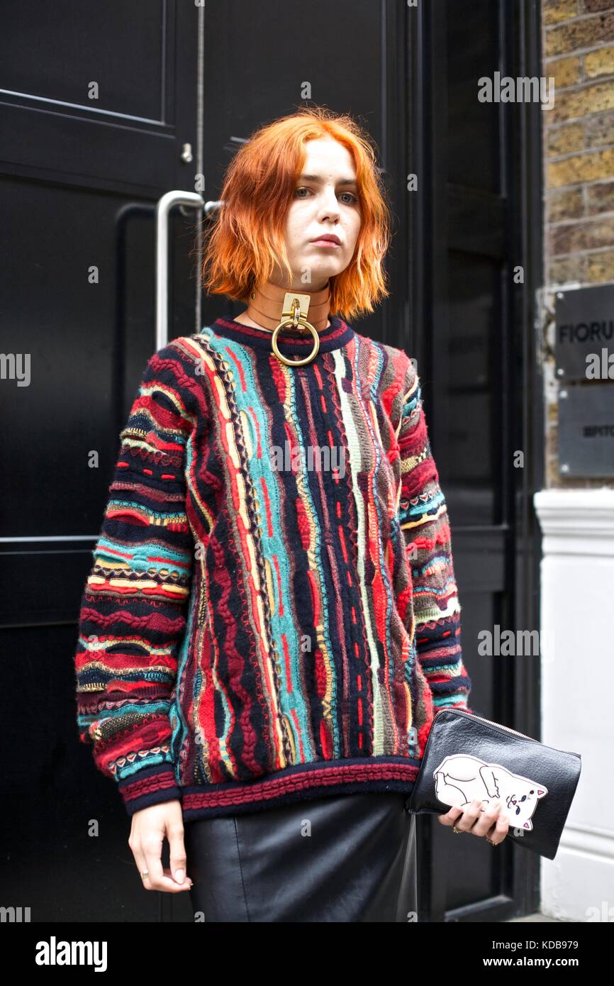 Mode jeune femme avec Bob ondulée posés à l'extérieur porte d'entrée lors de la London fashion week Londres 2016 ***pour un usage éditorial uniquement*** Banque D'Images