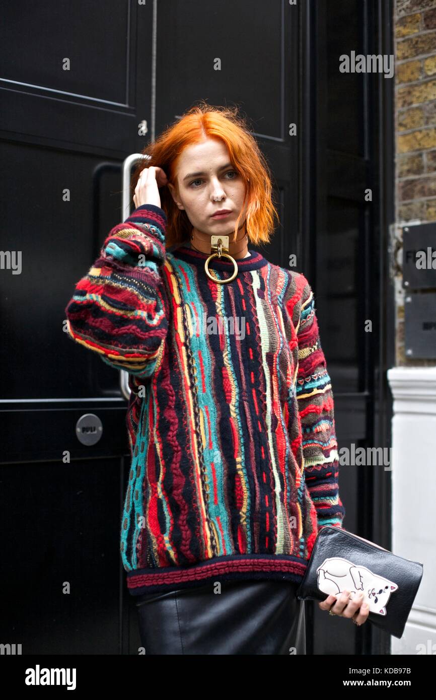 Mode femme pose devant la porte lors de la London fashion week street style 2016 ***pour un usage éditorial uniquement*** Banque D'Images