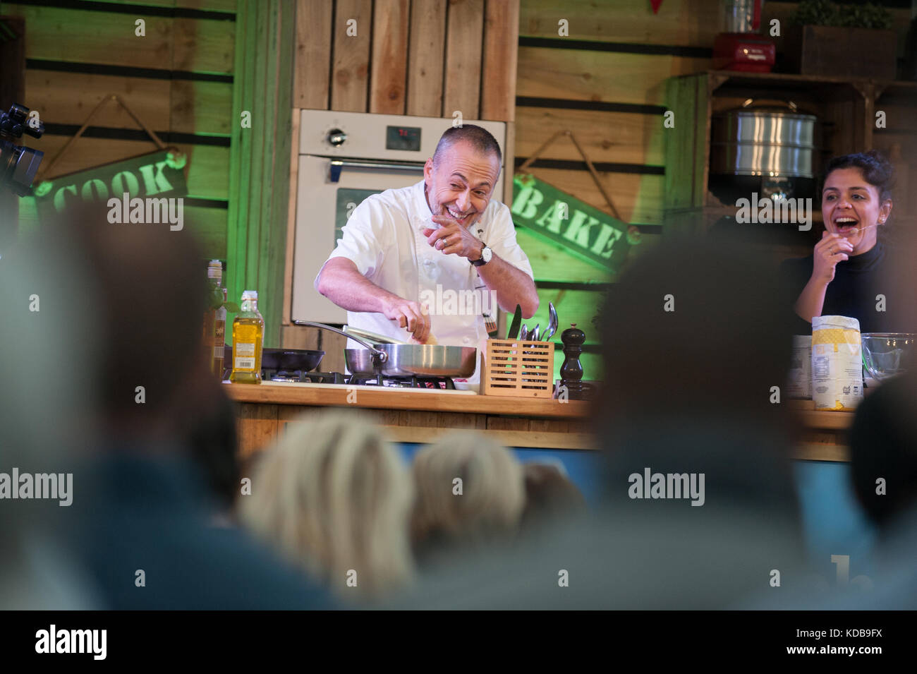 Michel roux JR pointant vers la démo de cuisine BBC Good Food afficher la tour 2017 de londres Banque D'Images