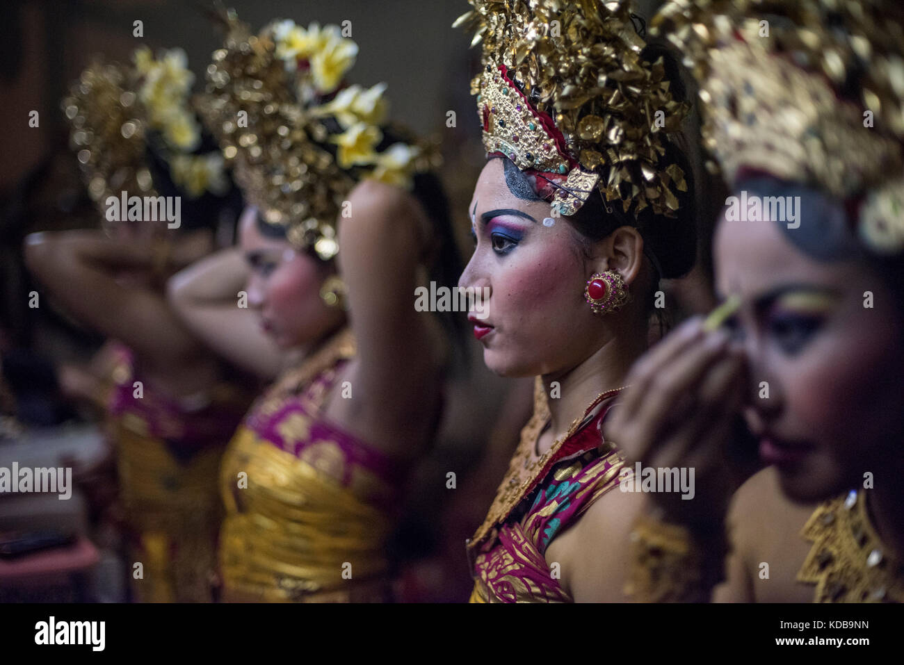 Danseuses de legong balinais traditionnels se préparer avant le spectacle, Ubud, Bali, Indonésie, Banque D'Images