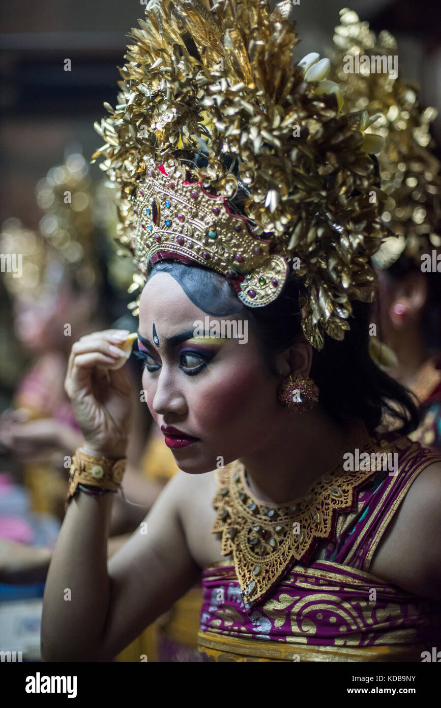 Un danseur legong balinais mise sur make-up avant le spectacle à Ubud, Bali, Indonésie. Banque D'Images
