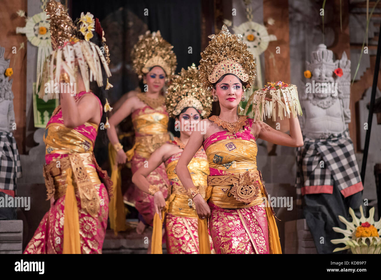 Legong balinais traditionnels dancers performing dans un théâtre à Ubud, Bali, Indonésie. Banque D'Images