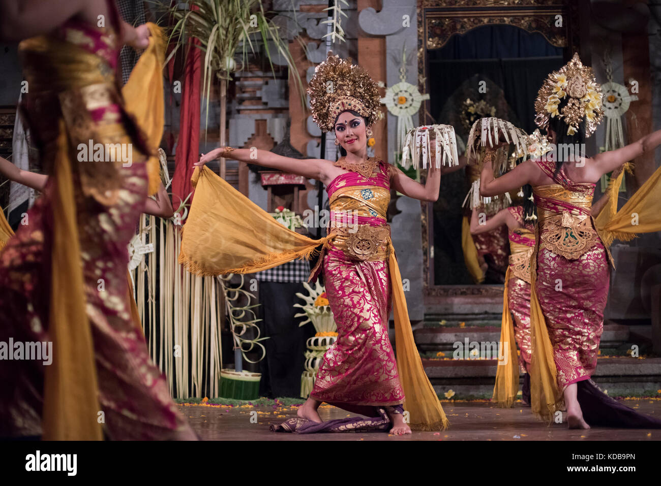 Legong balinais traditionnels dancers performing dans un théâtre à Ubud, Bali, Indonésie. Banque D'Images