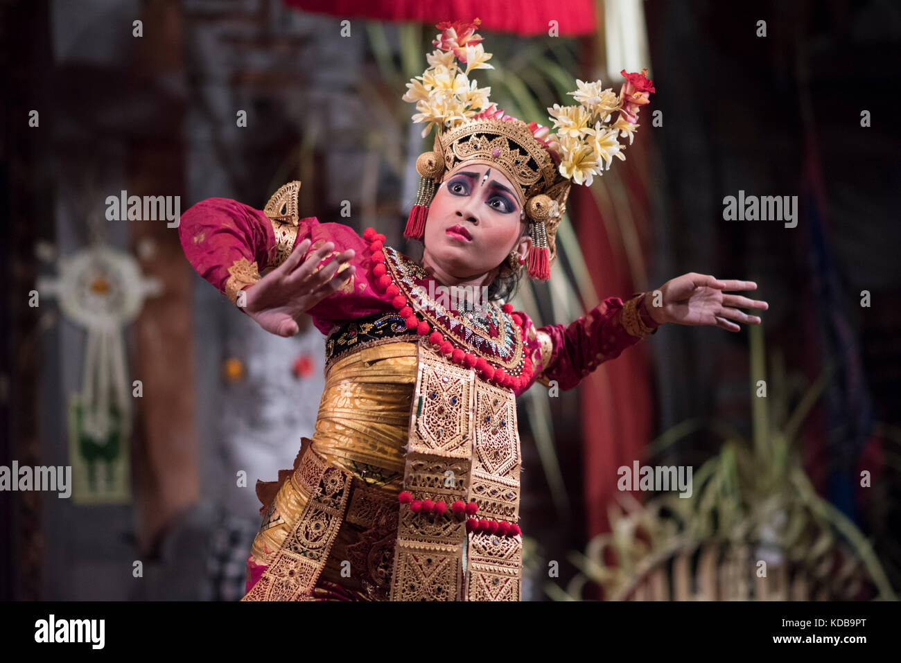 Balinais legong dancer performing dans un théâtre à Ubud, Bali, Indonésie. Banque D'Images