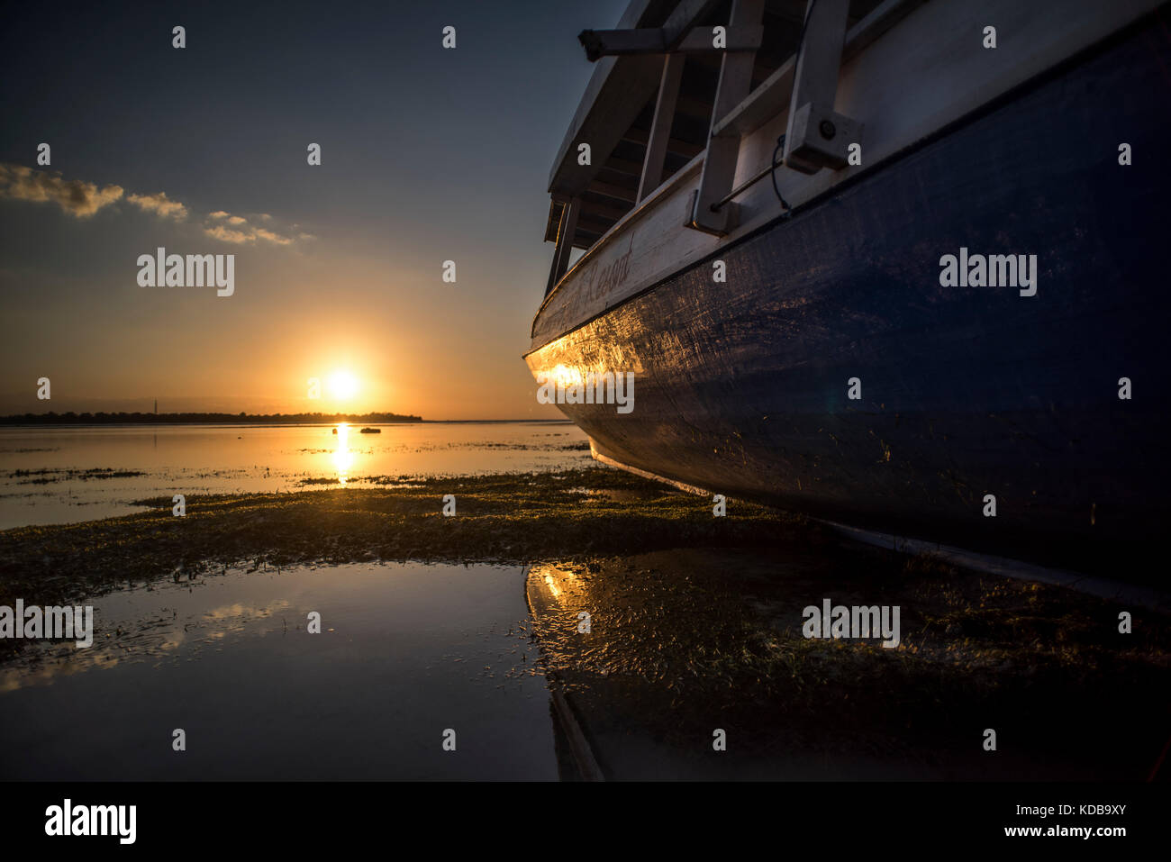 Un bateau en bois amarré pendant l'heure du coucher du soleil à Gili Air, Gili Trawangan, Indonésie. Banque D'Images
