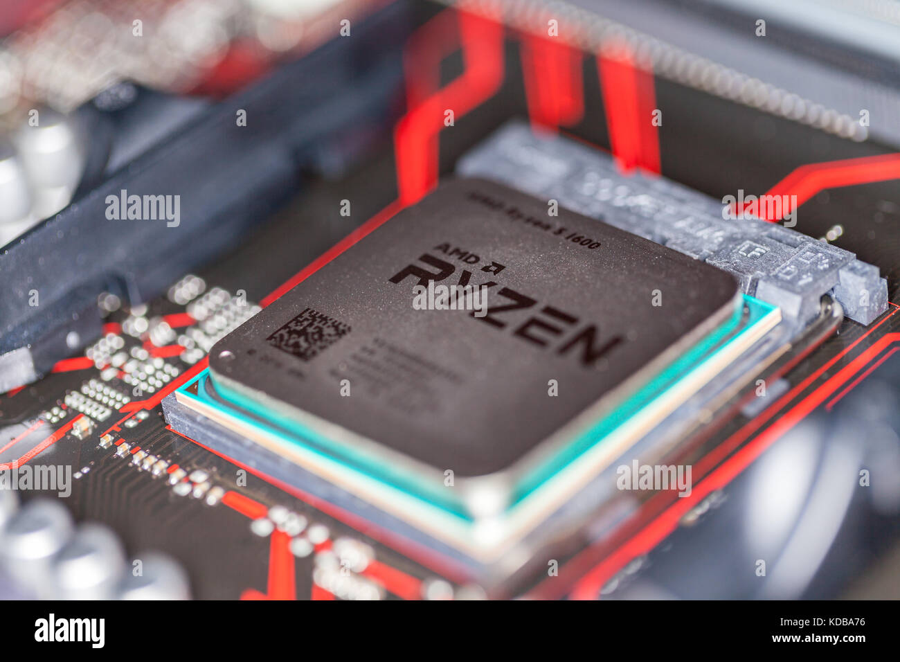 Hannover / Allemagne - 12 octobre 2017 : amd ryzen puce du processeur sur une carte mère Asus premier 350 plus. Banque D'Images