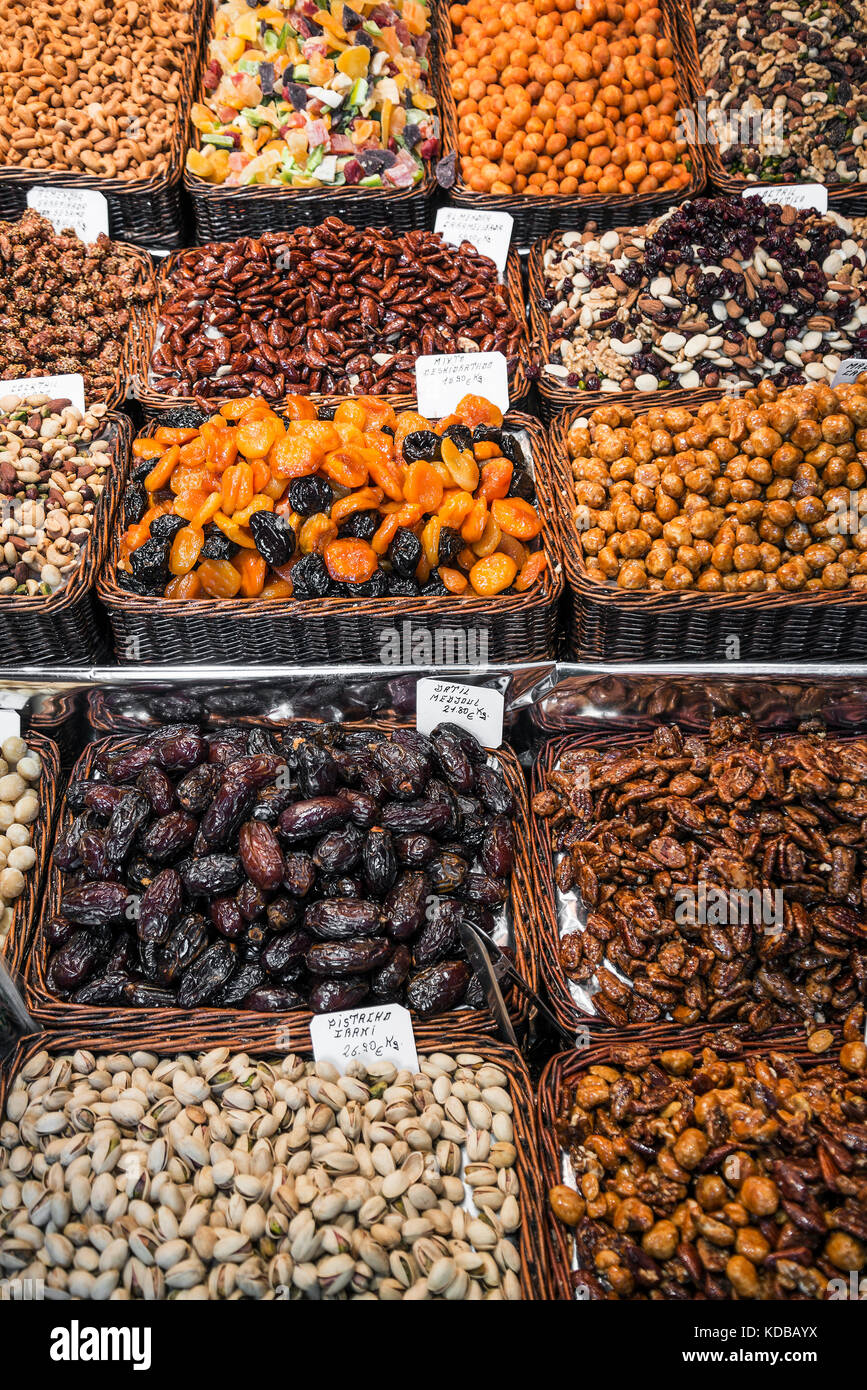 Les fruits séchés et les écrous de blocage deli affichage à la marché de la boqueria à Barcelone Espagne Banque D'Images