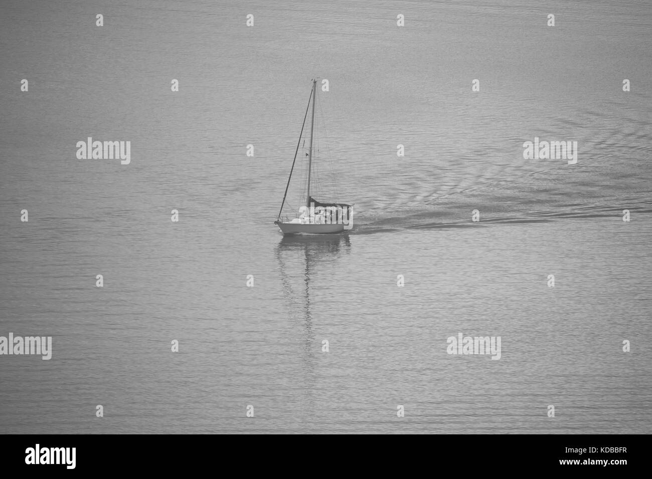 Voilier dans la brume de la rivière Hudson Banque D'Images